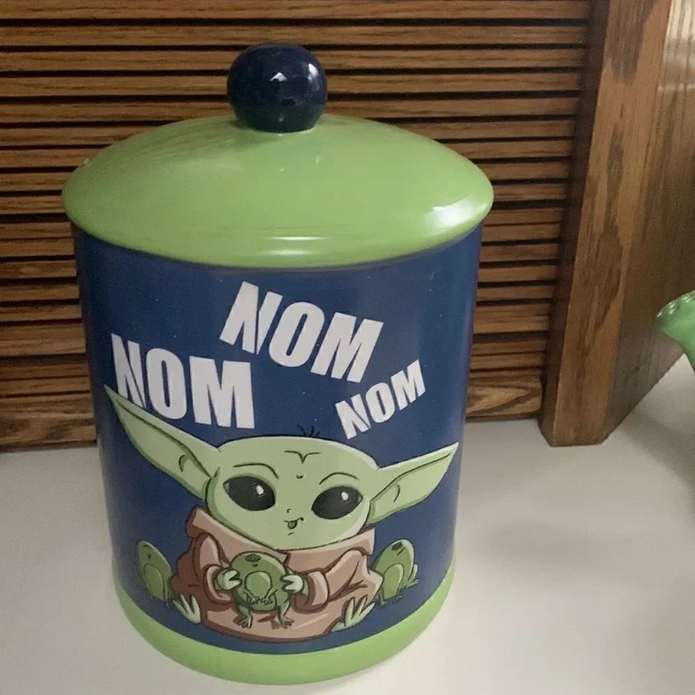 Star Wars The
Mandalorian Grogu Nom
Frogs Cookie Jar